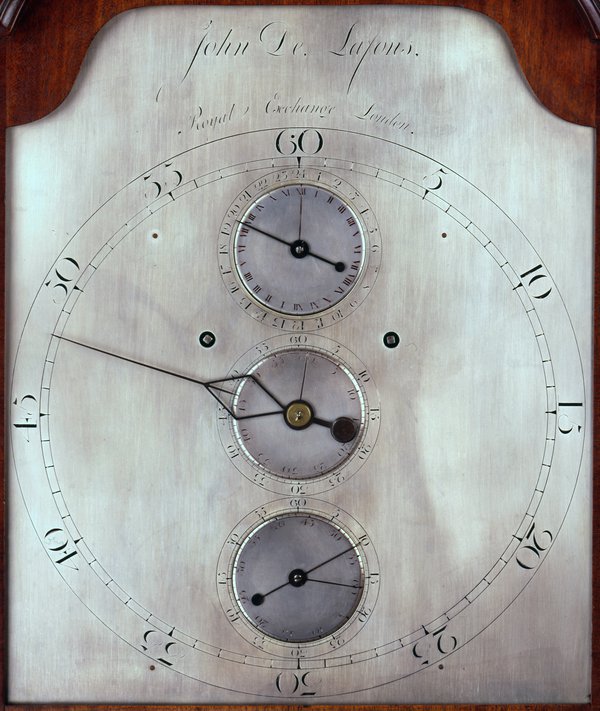 Close-up of the dial, with hours top, minutes centre and seconds bottom.  The clock is showing 19:48:10 mean sidereal time on the main dial plate and 7:46:53 mean solar time on the discs