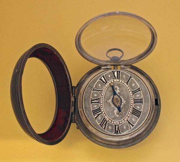 The same watch, indicating a time neaer 12 o'clock