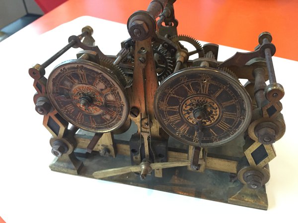 Horz master clock, front view