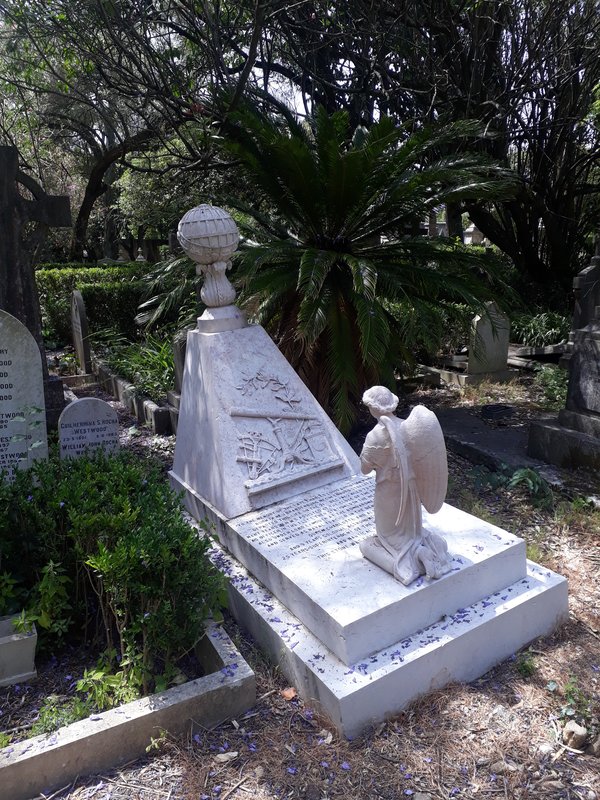 Rumker's grave monument 12 June 2022.jpg