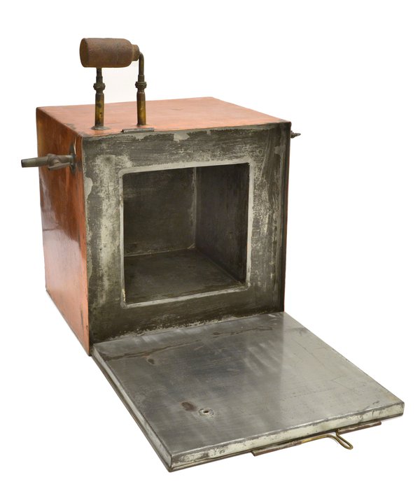 Copper-covered oven in which chronometers were placed to check their performance at high temperatures. Photo © Museum of the History of Science, Oxford